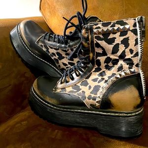 Steve Madden zip up “Avenger” combat boots